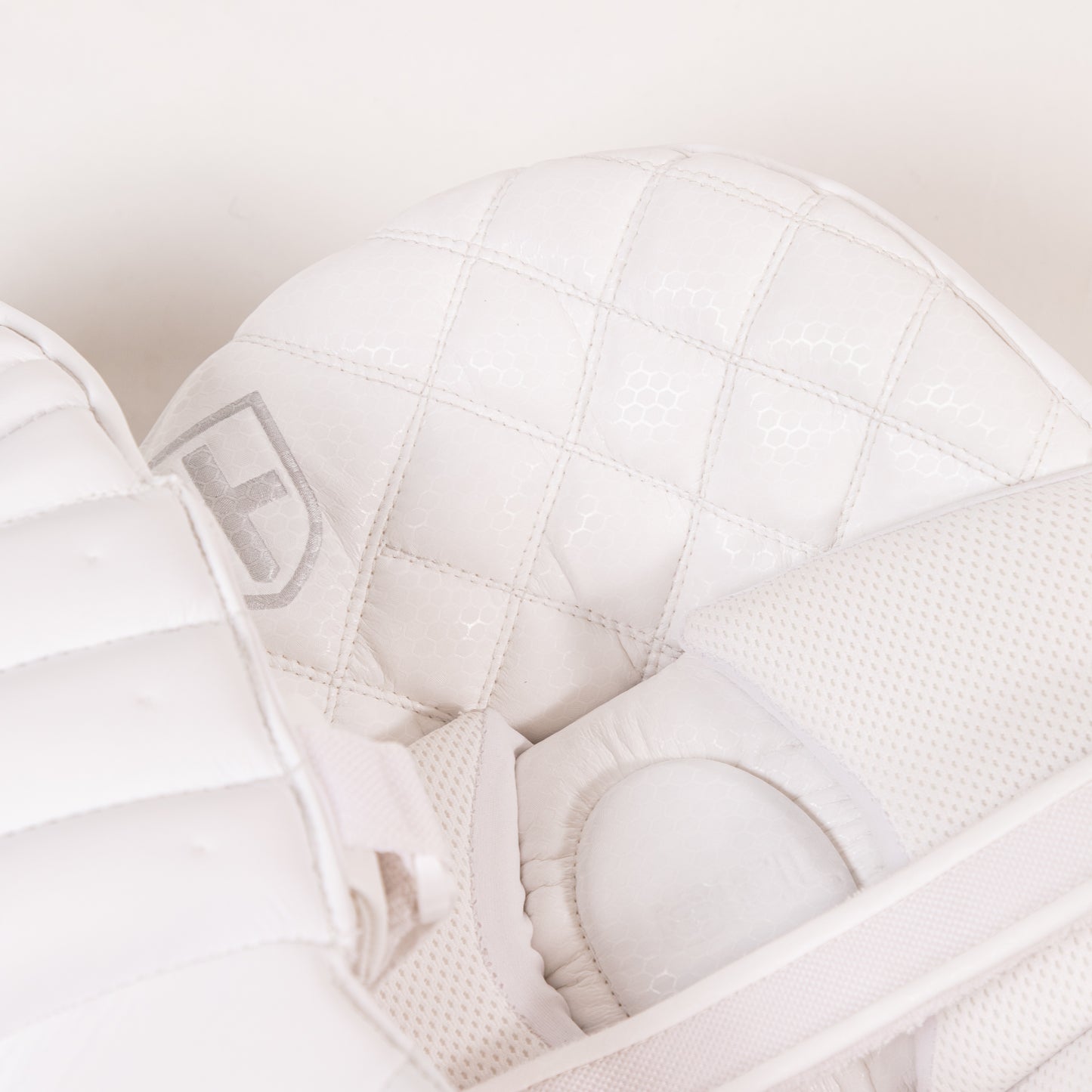 Focus Player Pads White - Cric Studio