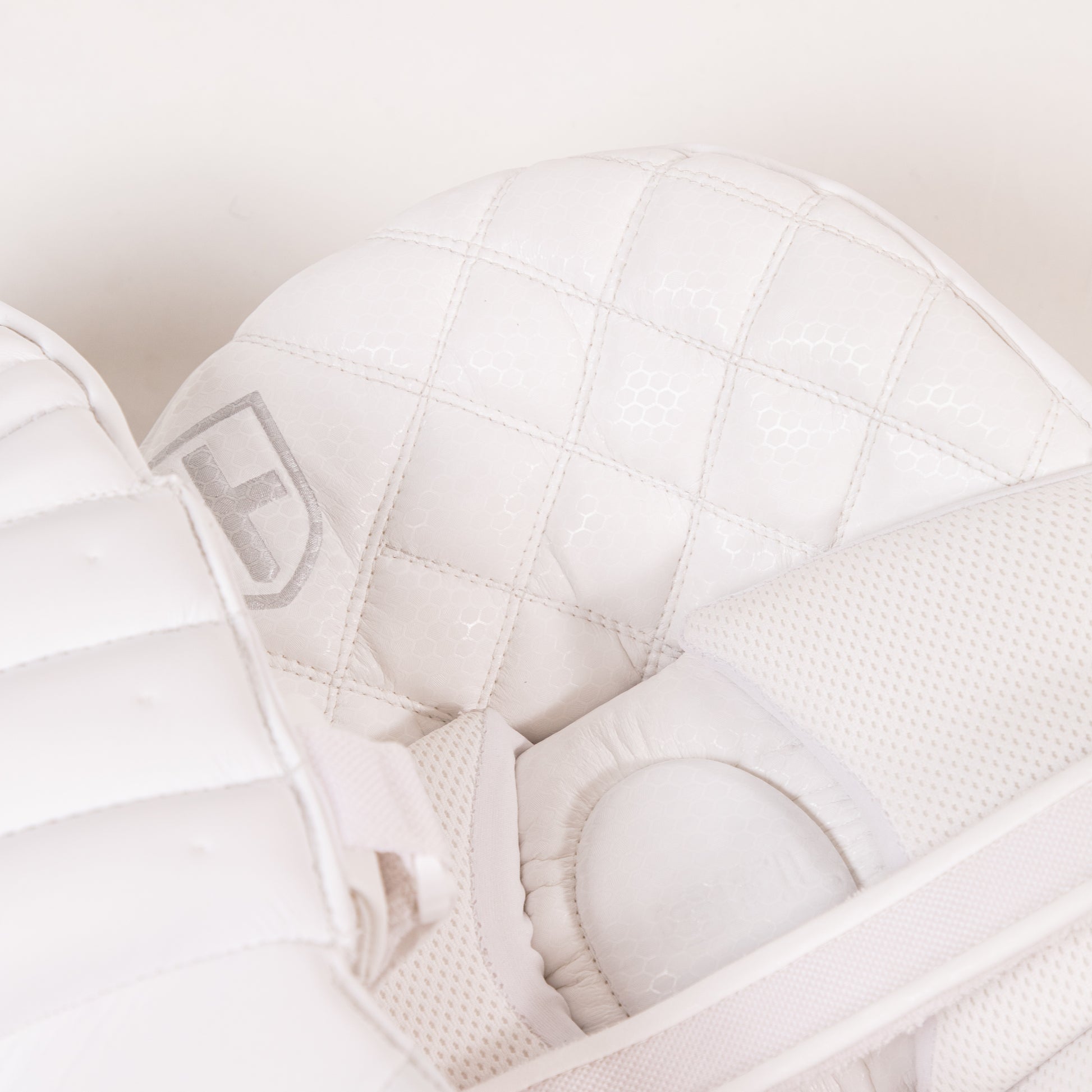 Focus Player Pads White - Cric Studio