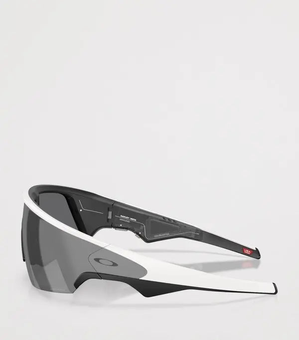 Oakley Sports Sunglasses 9463-46 Sutro Lite Matte White Clear Photochromic